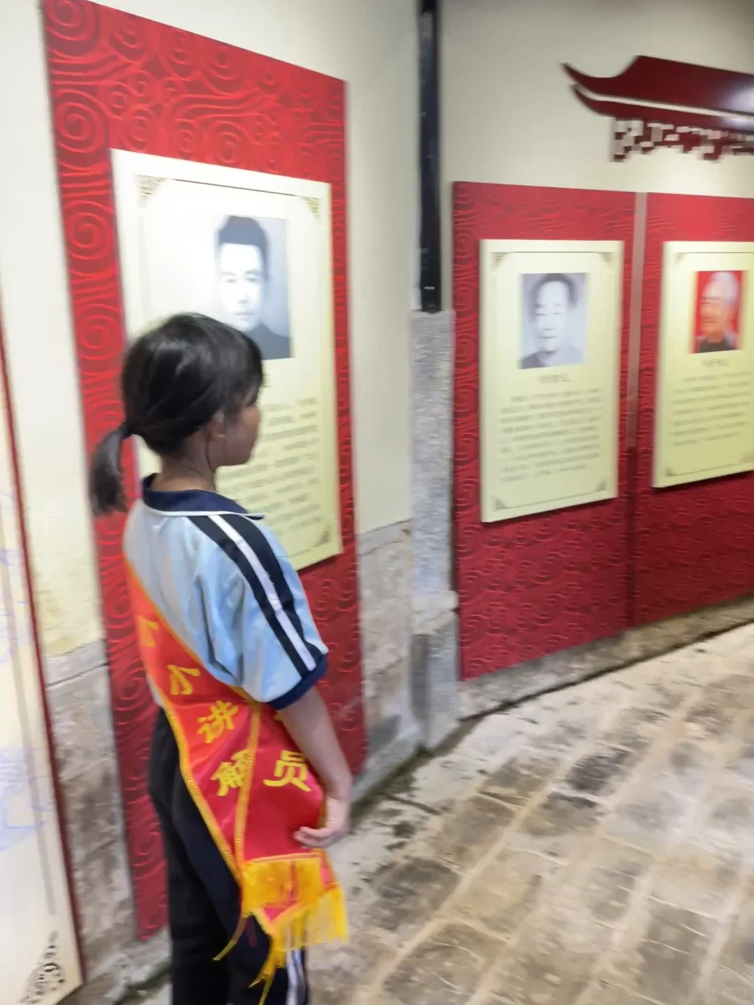 此小女孩抚平我对建水的各项抱怨