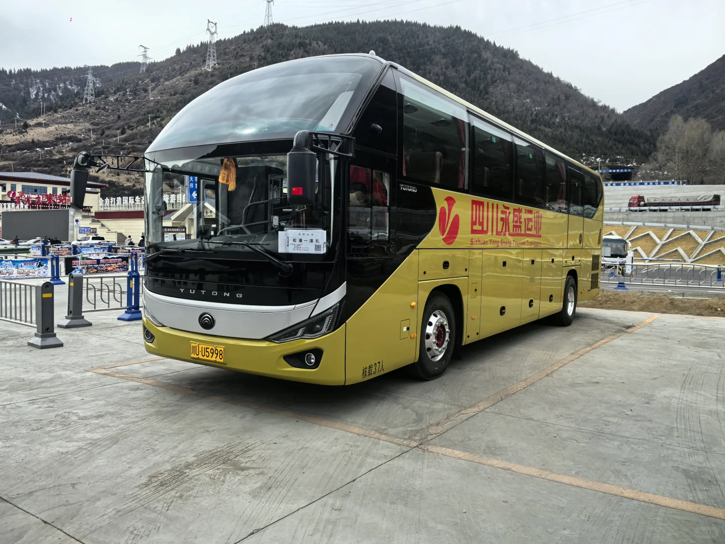 🚗豪华大巴发车~高铁站出站口直送九寨沟