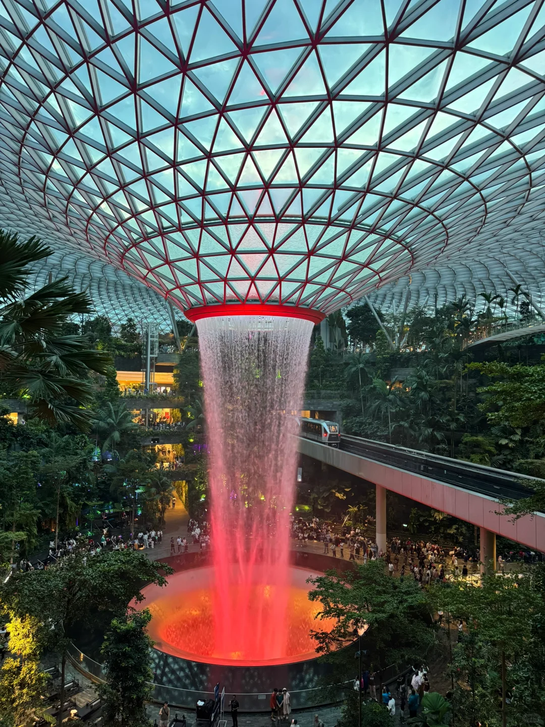 🇸🇬藏在机场里的瀑布和森林
