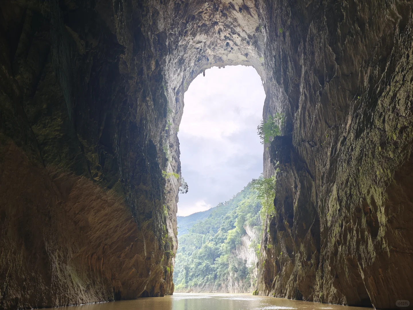 天峨县，川洞河燕子湖景区