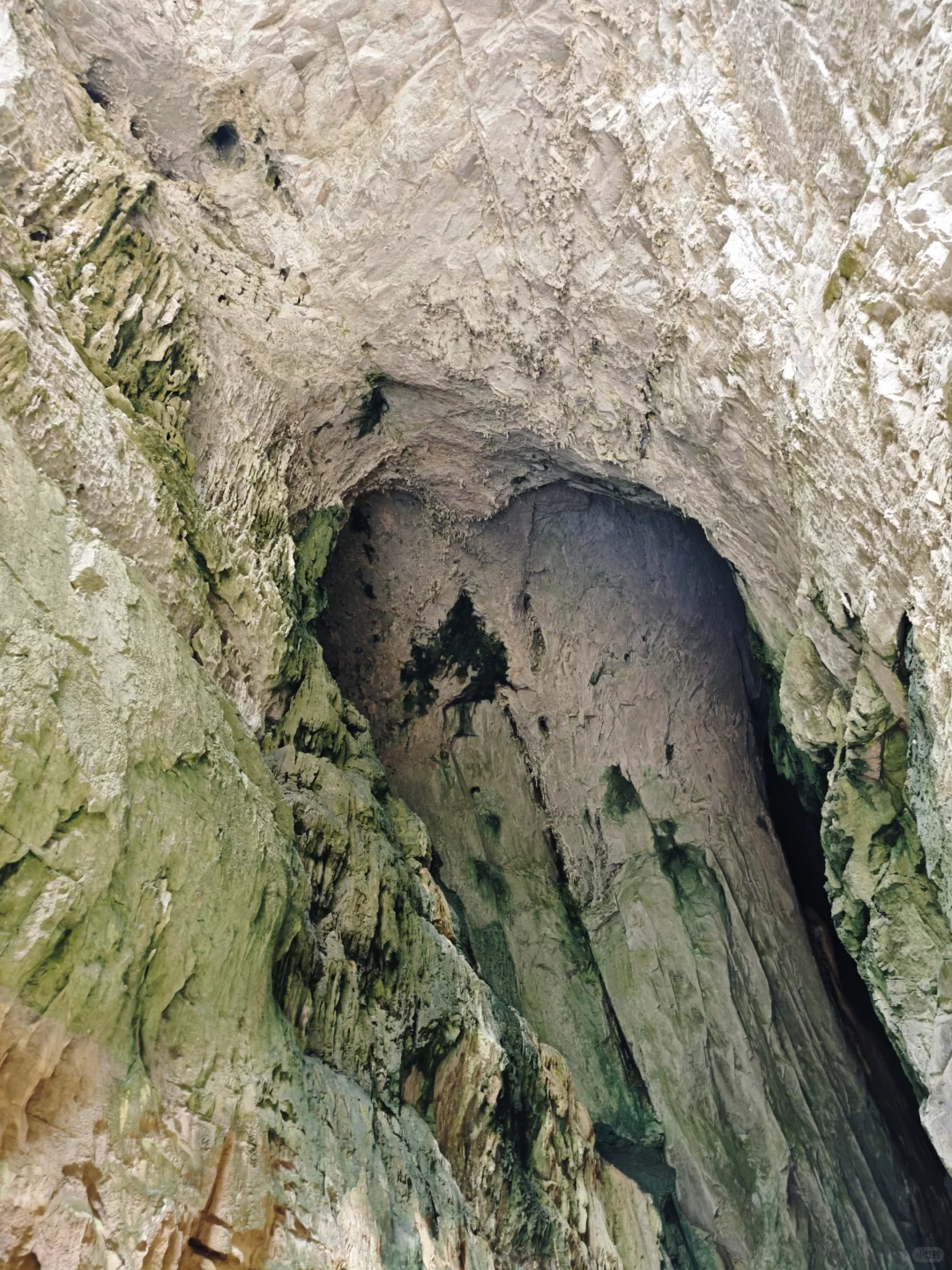 天峨县，川洞河燕子湖景区