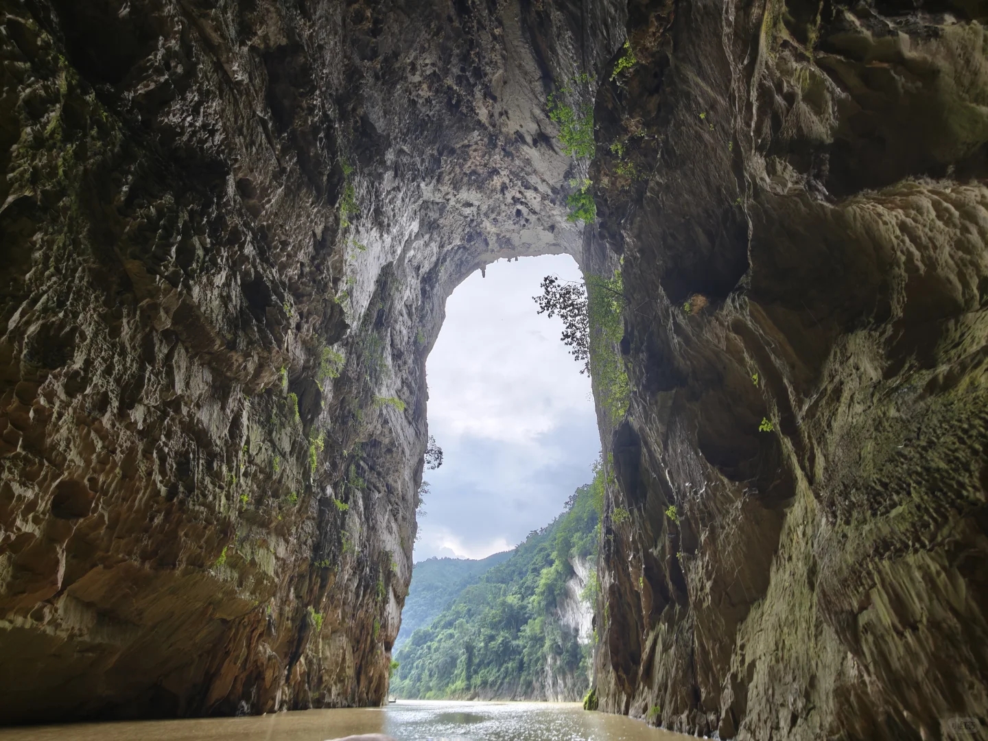 天峨县，川洞河燕子湖景区