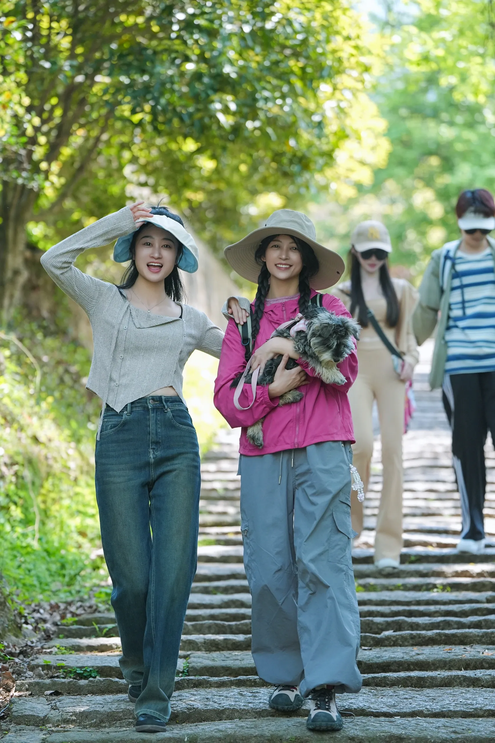 在春天的户外 做个快乐的野姑娘