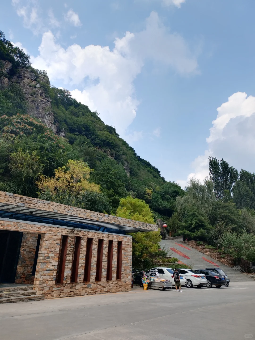 免费带孩子玩水，不晒，房山坡峰岭景区门口