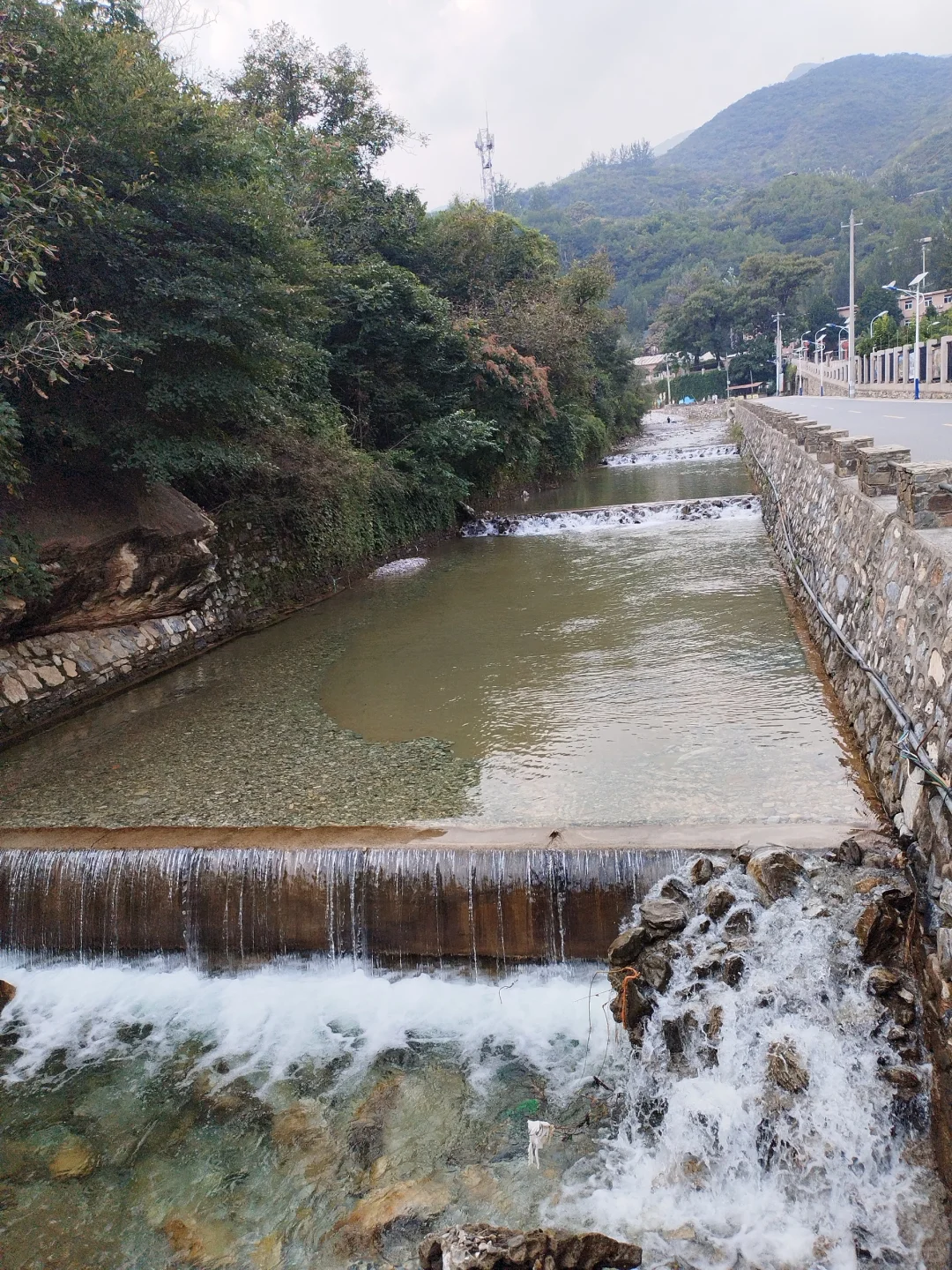 免费带孩子玩水，不晒，房山坡峰岭景区门口