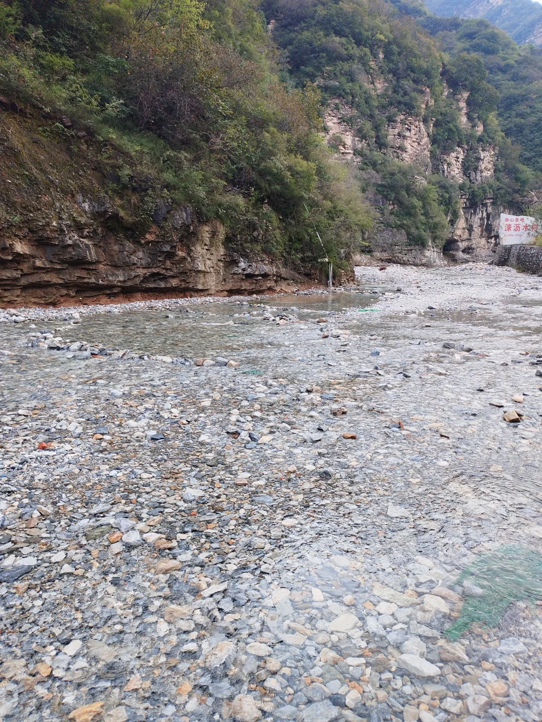 免费带孩子玩水，不晒，房山坡峰岭景区门口