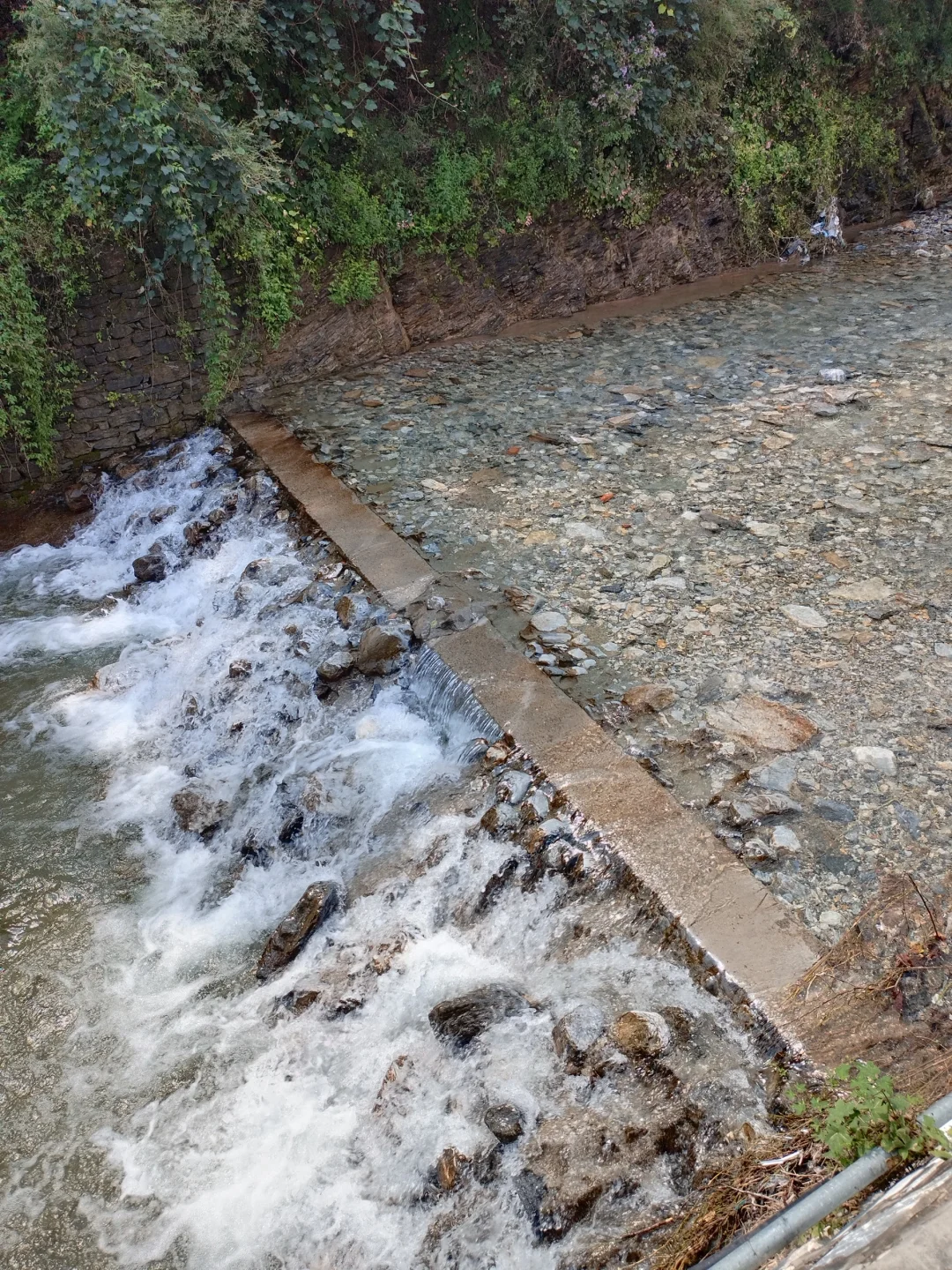 免费带孩子玩水，不晒，房山坡峰岭景区门口