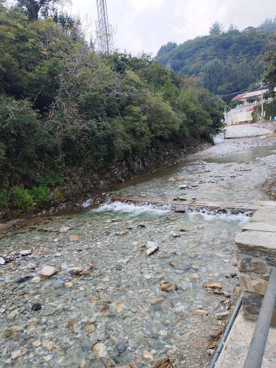 免费带孩子玩水，不晒，房山坡峰岭景区门口