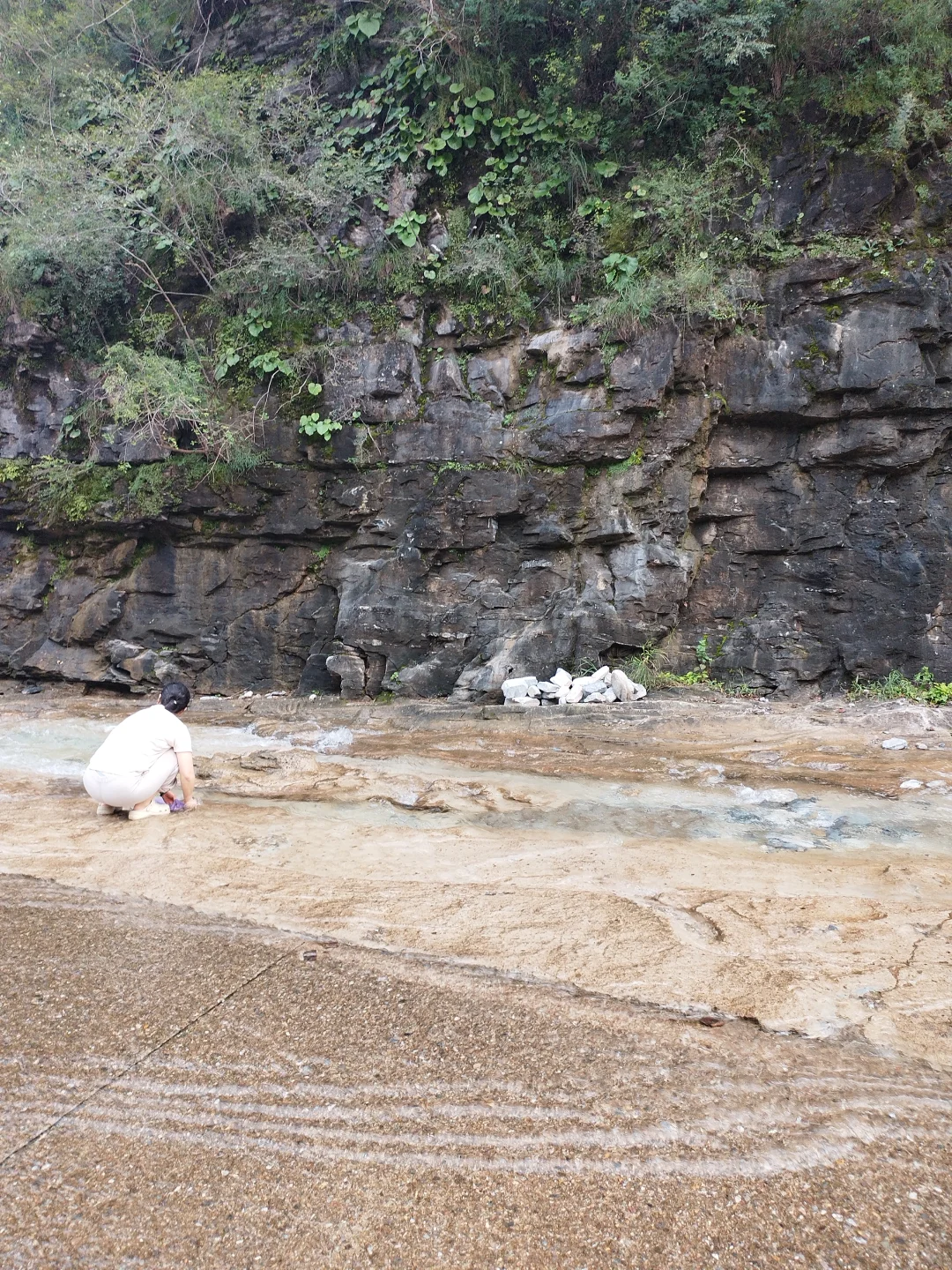 免费带孩子玩水，不晒，房山坡峰岭景区门口