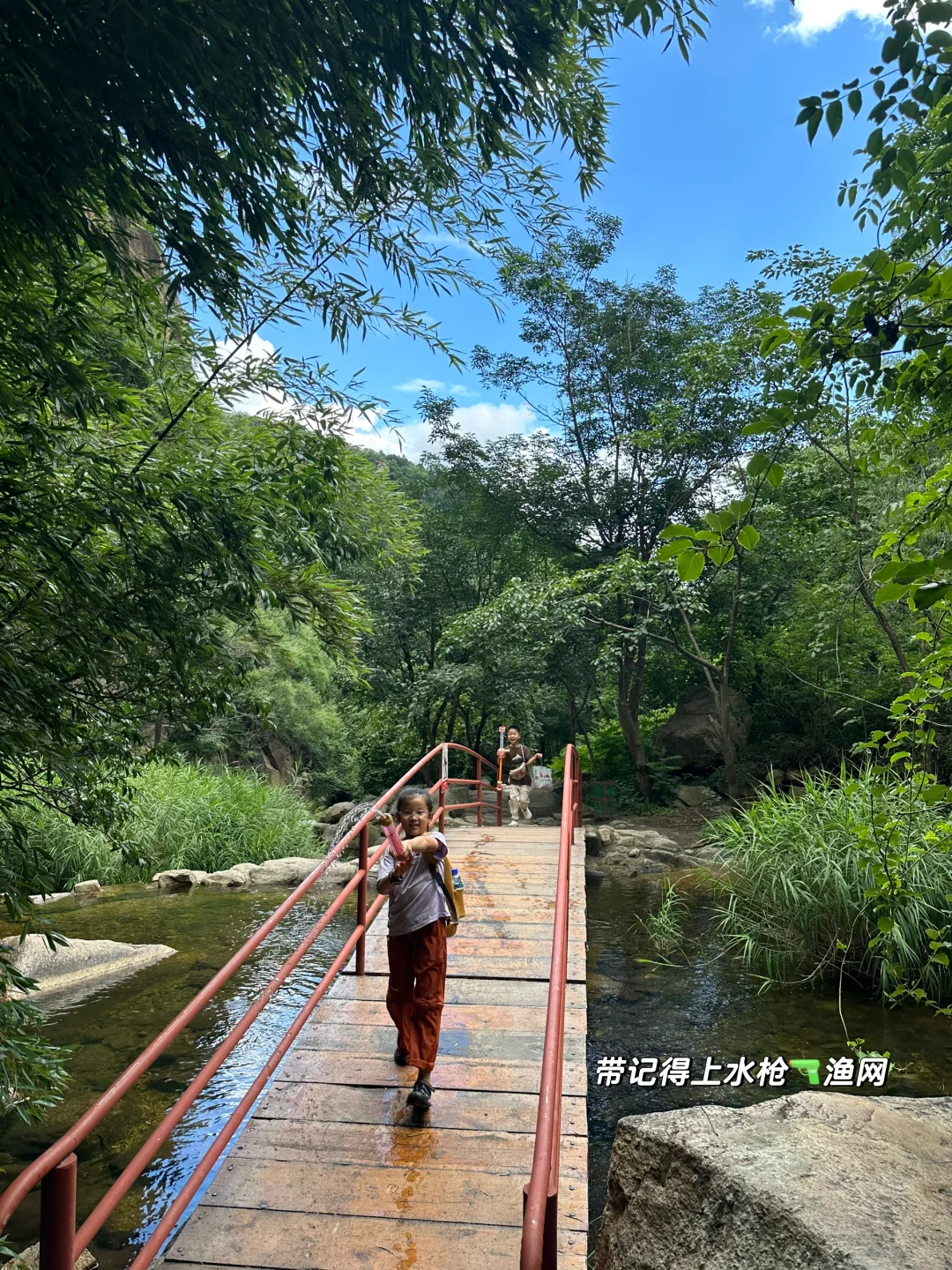 京郊低幼溯溪徒步‼️玩水捞鱼采蘑菇🍄‍🟫爽