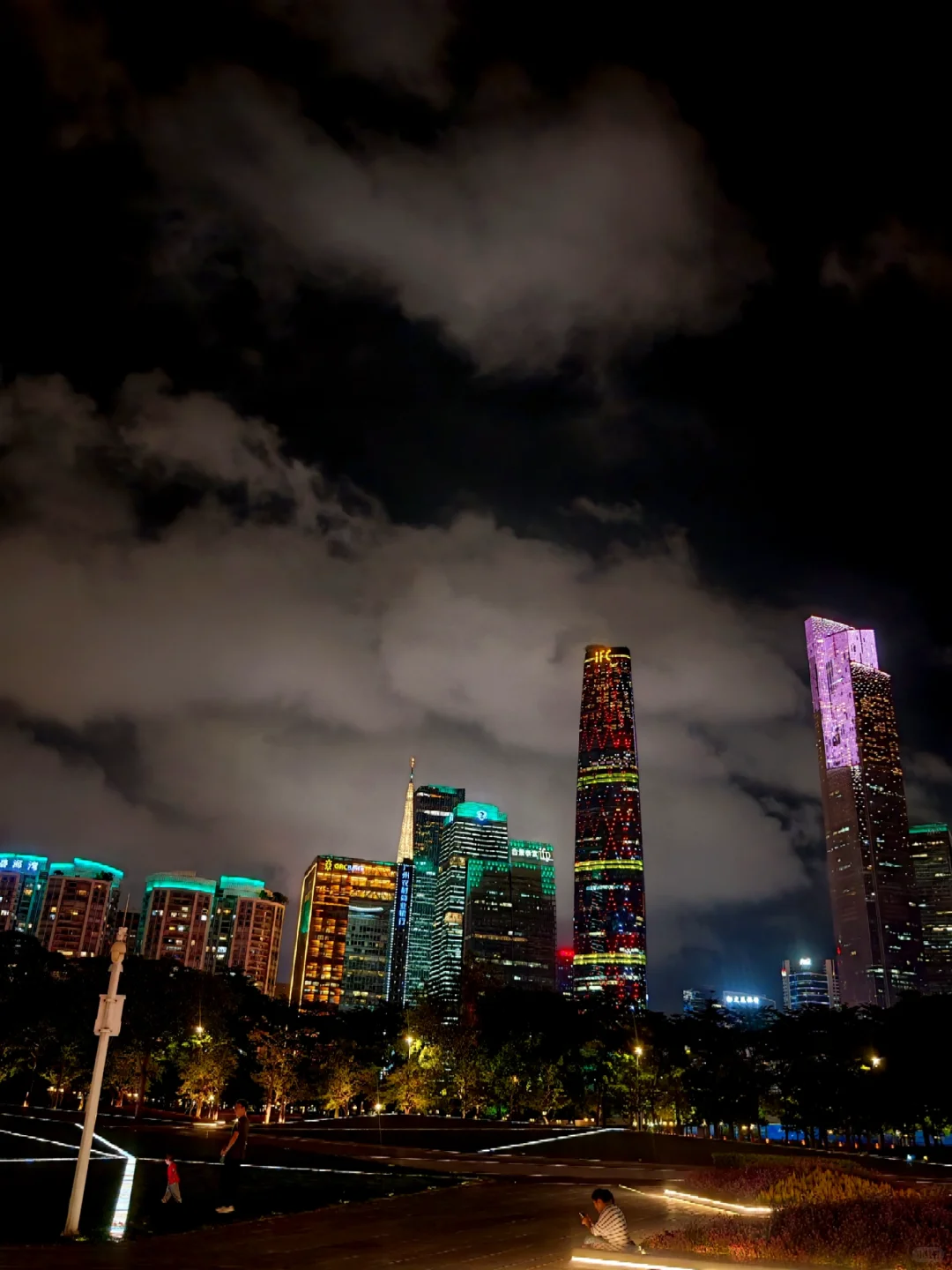 夜游广州塔广场|小蛮腰云端光影秀美到窒息