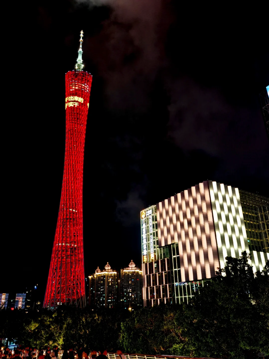 夜游广州塔广场|小蛮腰云端光影秀美到窒息