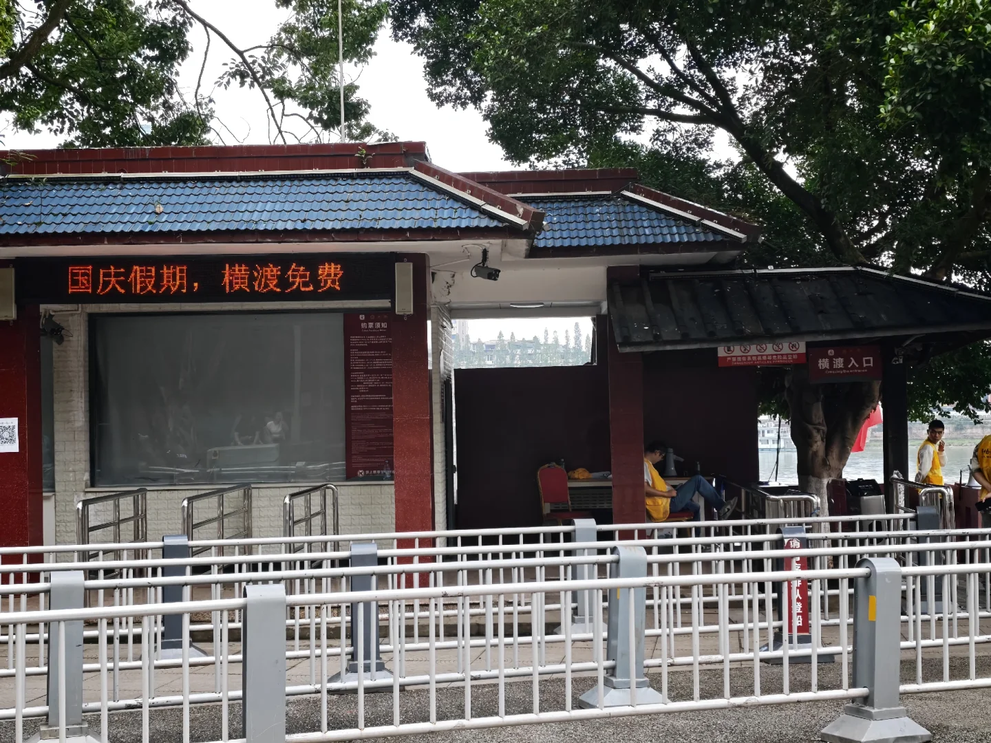 2块钱坐轮渡，快速进入乐山大佛景区北门