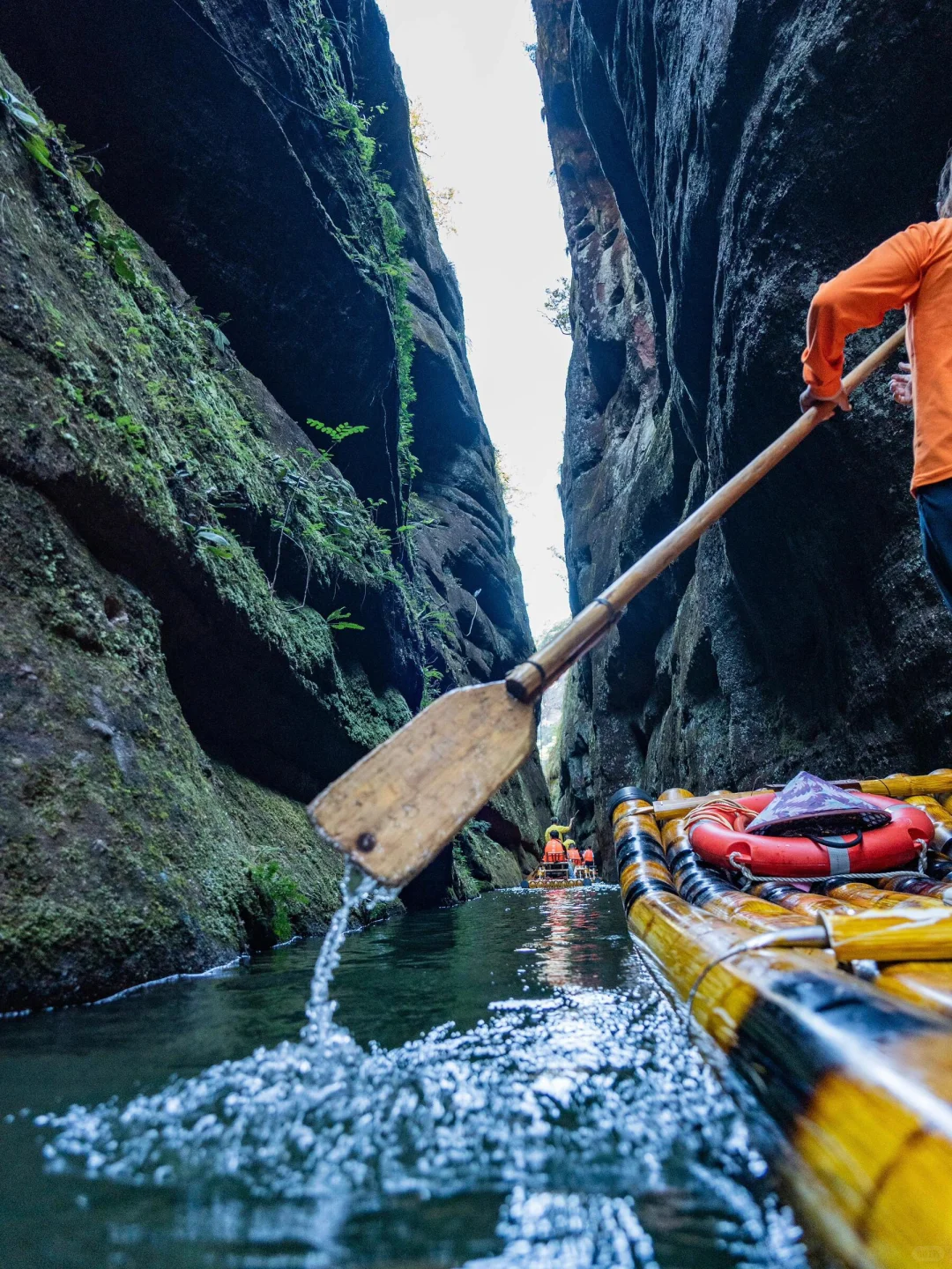 藏在福建的丹霞水秘境!划船入画美到窒息🍃