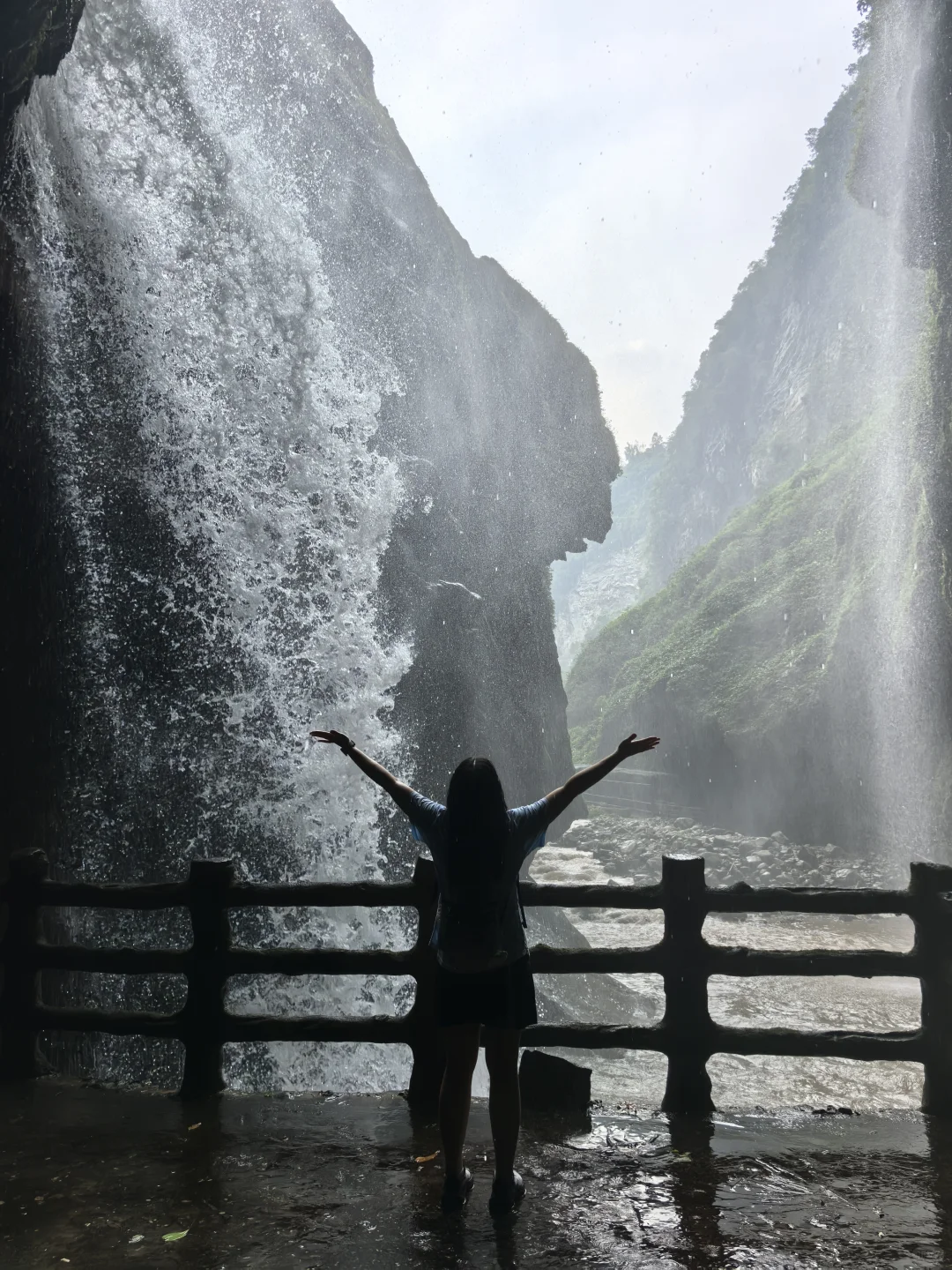 于是321跳进广西天坑!