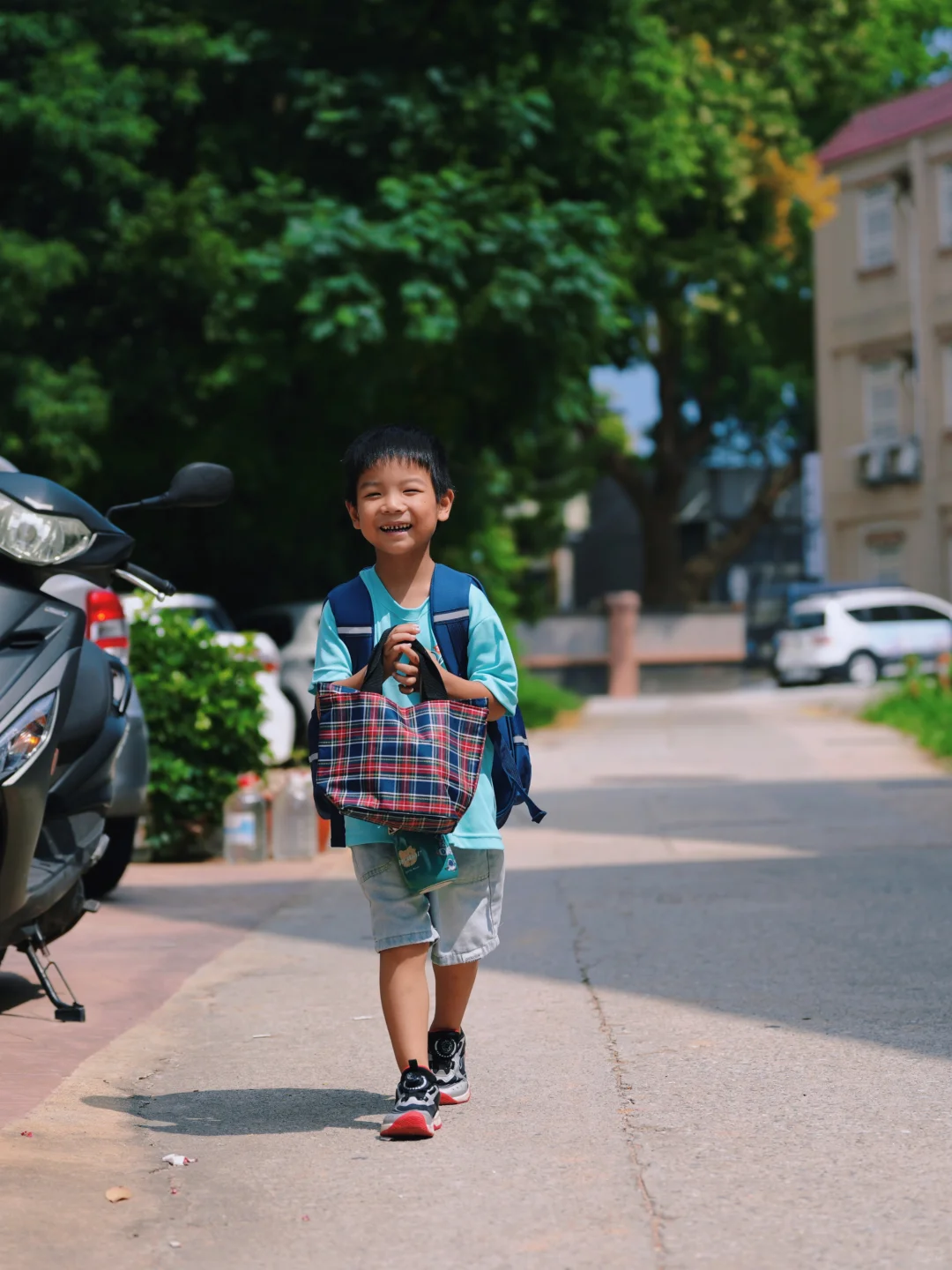 在金门扑捉到小学生