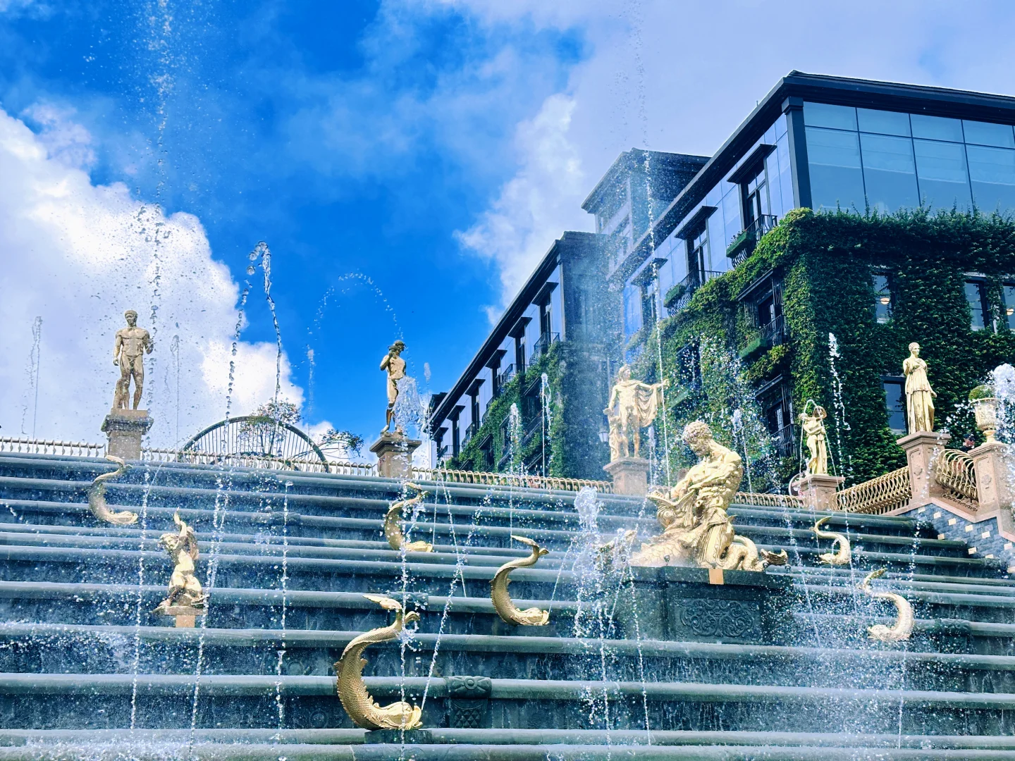 越南·岘港·巴拿山|坐最长缆车,逛巨手托金桥