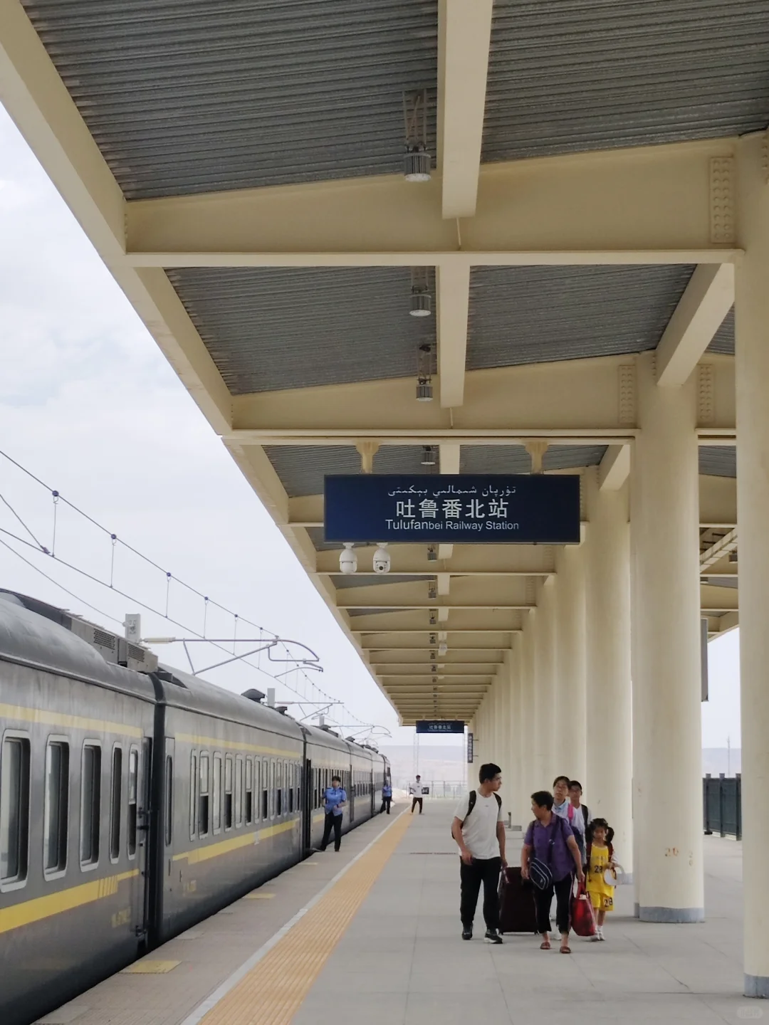 一大一小,暑假公共交通游新疆20天。