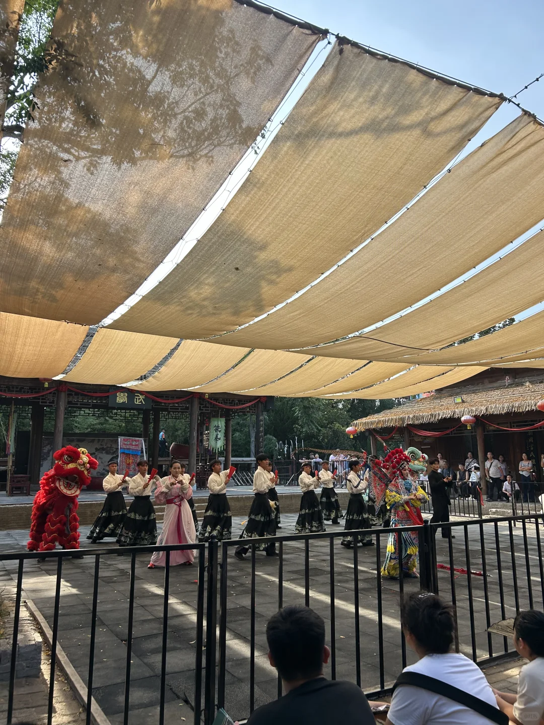 开封景区万岁山人减少啦 天气凉爽不拥挤