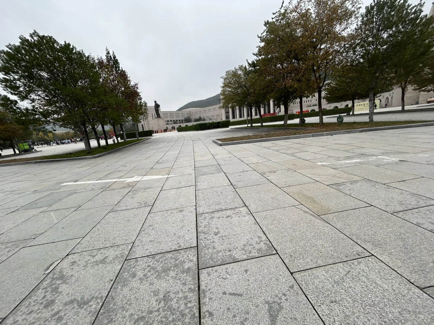 今天上午我来延安革命纪念地景区拍照了。