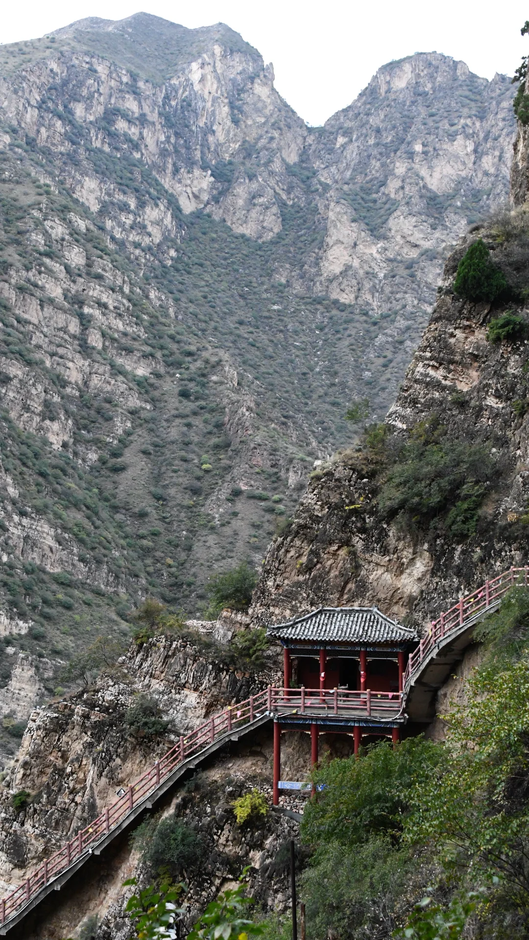 一面崖壁竟挂着28座庙❓北京3h,那很local了