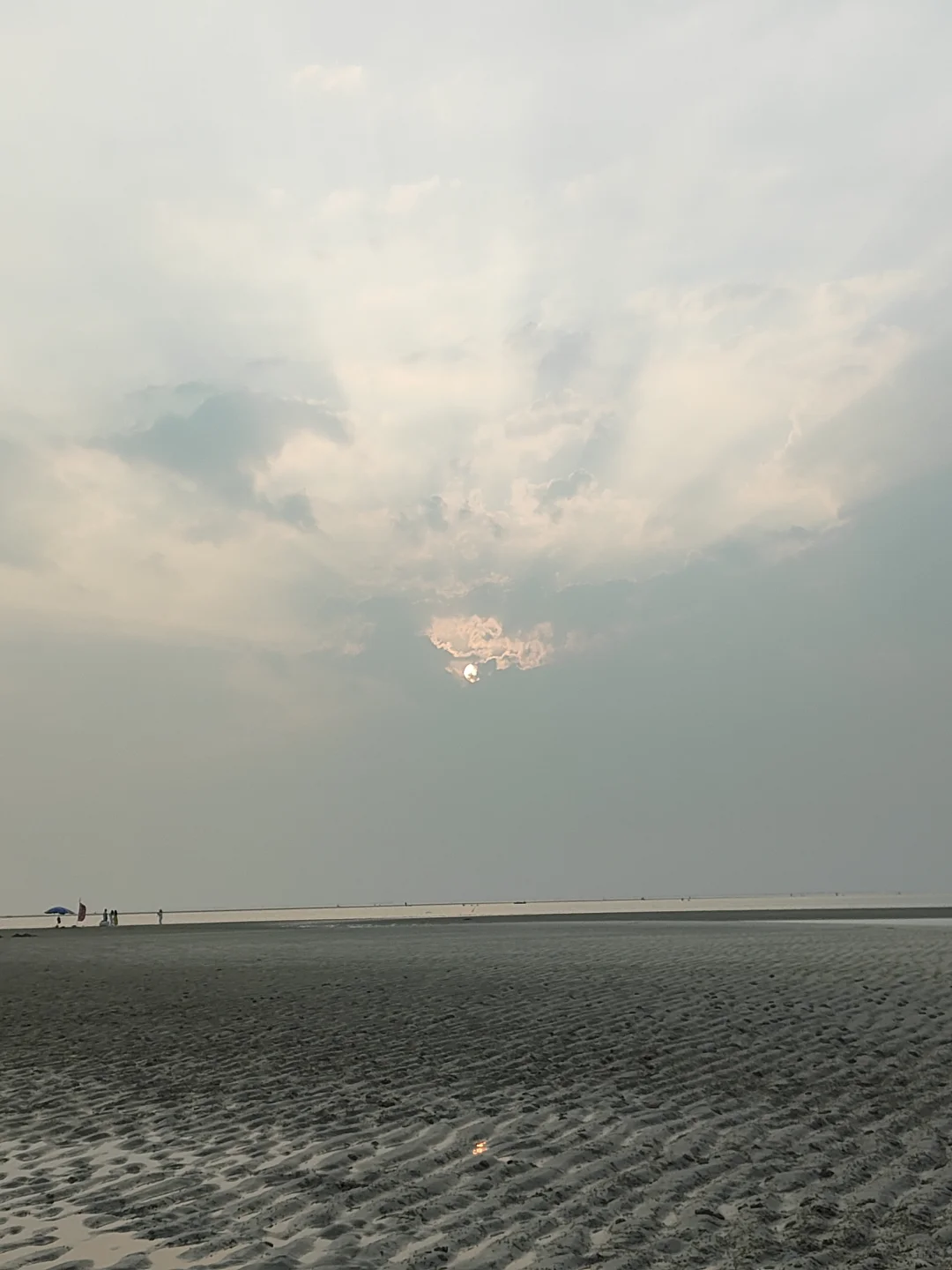 北海银滩，太阳还是出来了，迟到的日出