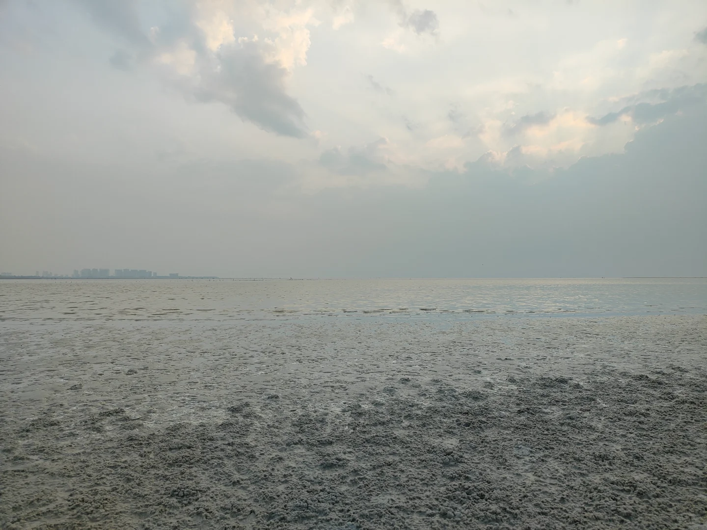 北海银滩，太阳还是出来了，迟到的日出