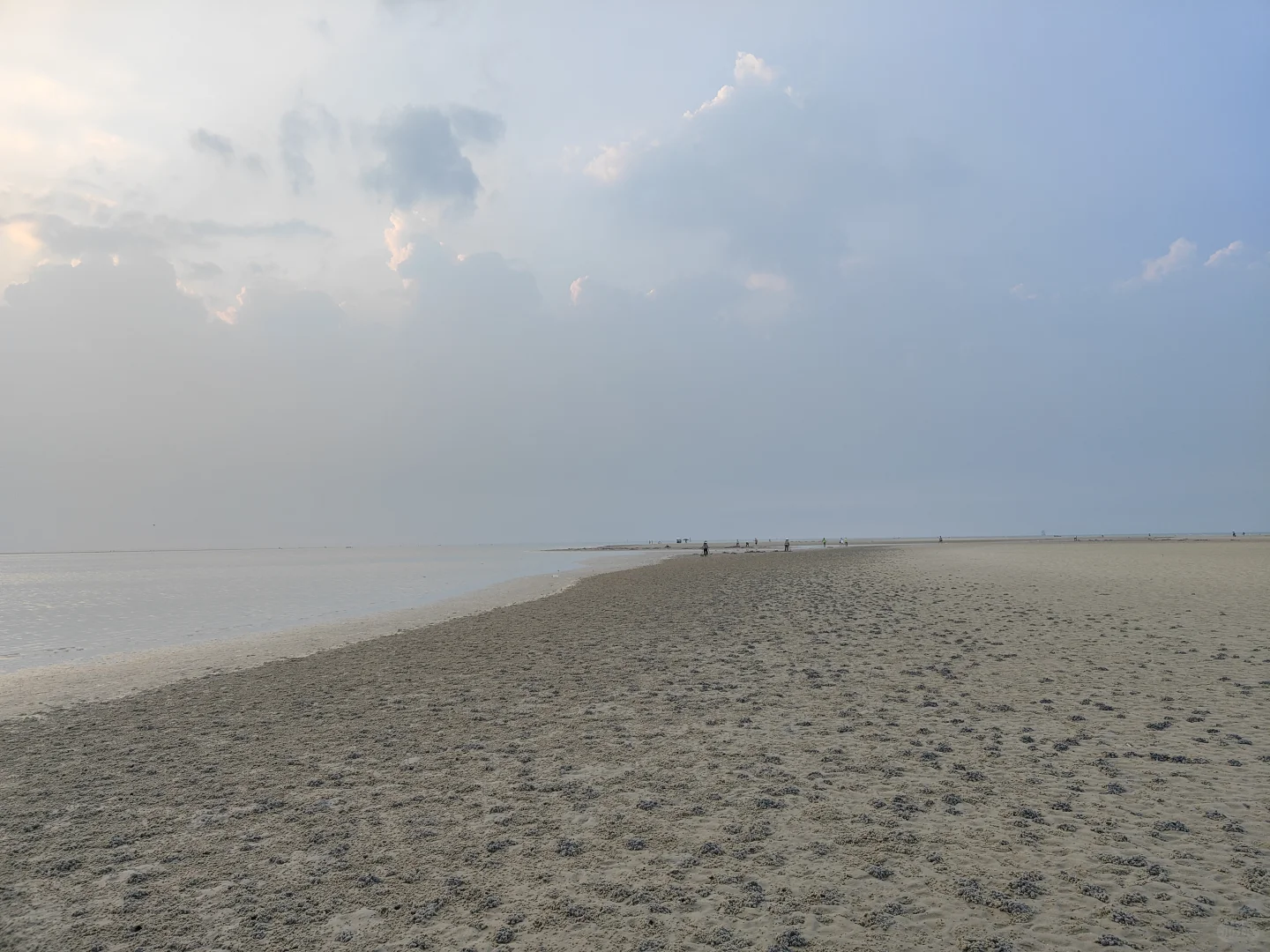 北海银滩，太阳还是出来了，迟到的日出