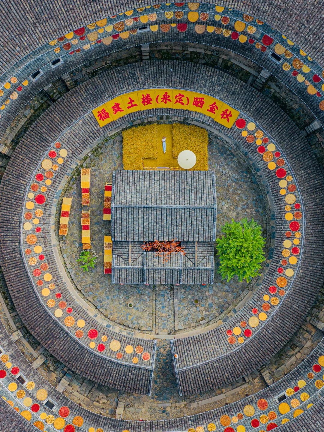 比起婺源!我更推荐这座百年土楼晒秋