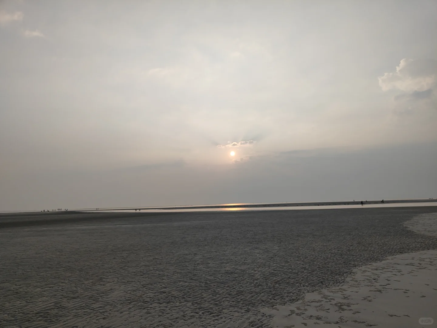 北海银滩，太阳还是出来了，迟到的日出