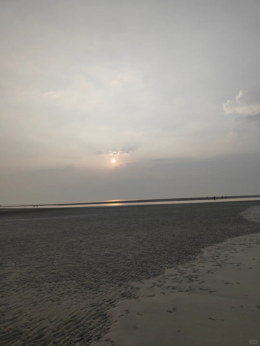 北海银滩，太阳还是出来了，迟到的日出