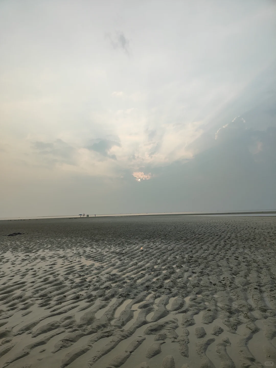 北海银滩，太阳还是出来了，迟到的日出