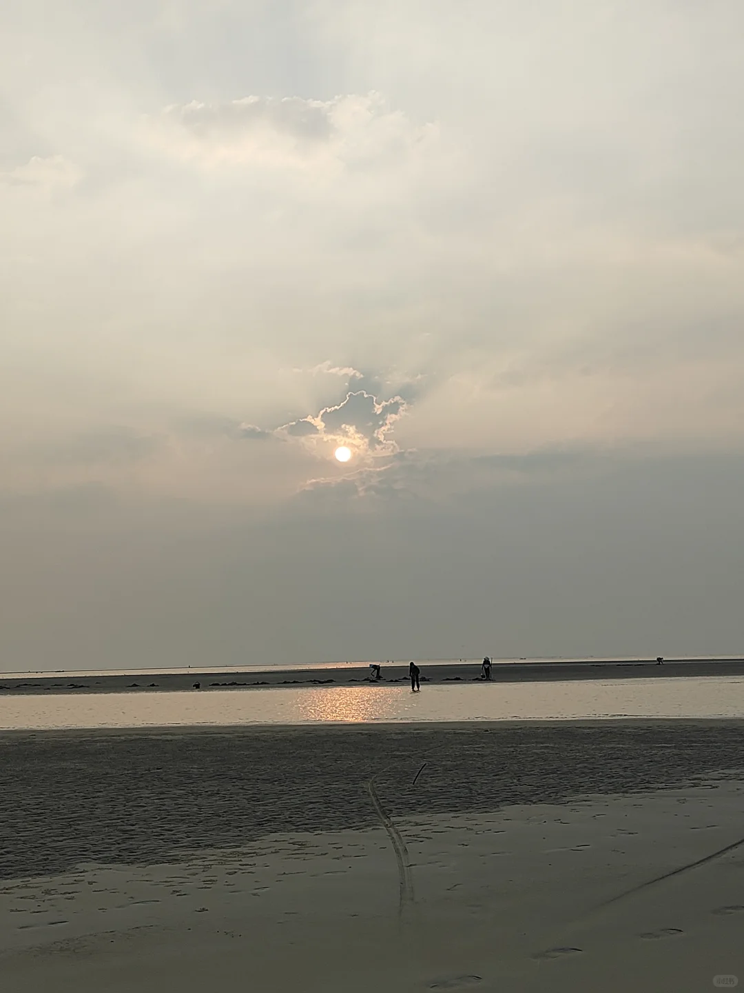 北海银滩，太阳还是出来了，迟到的日出