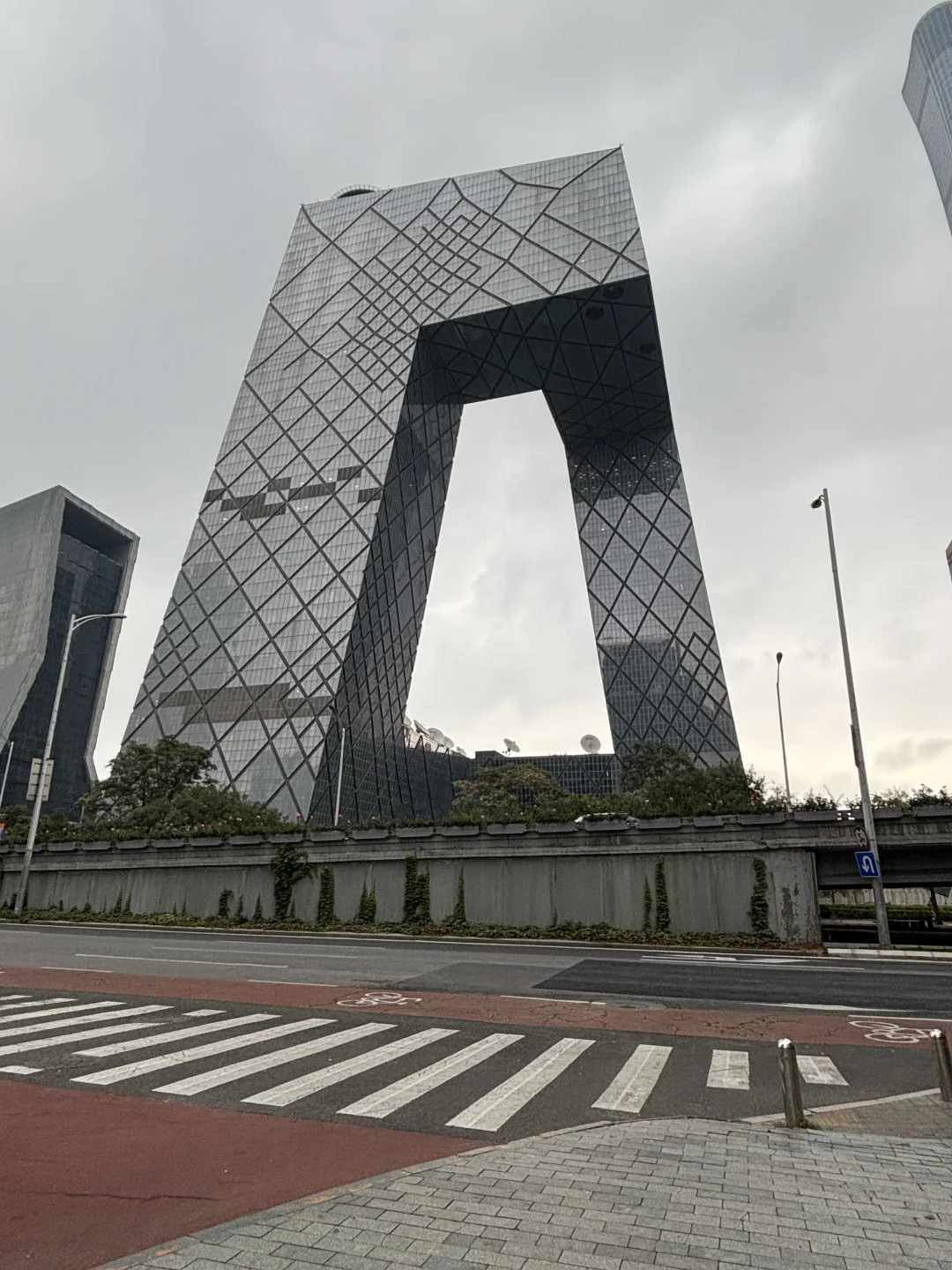 AUV 今儿钻地道来了庄电儿台大裤衩子