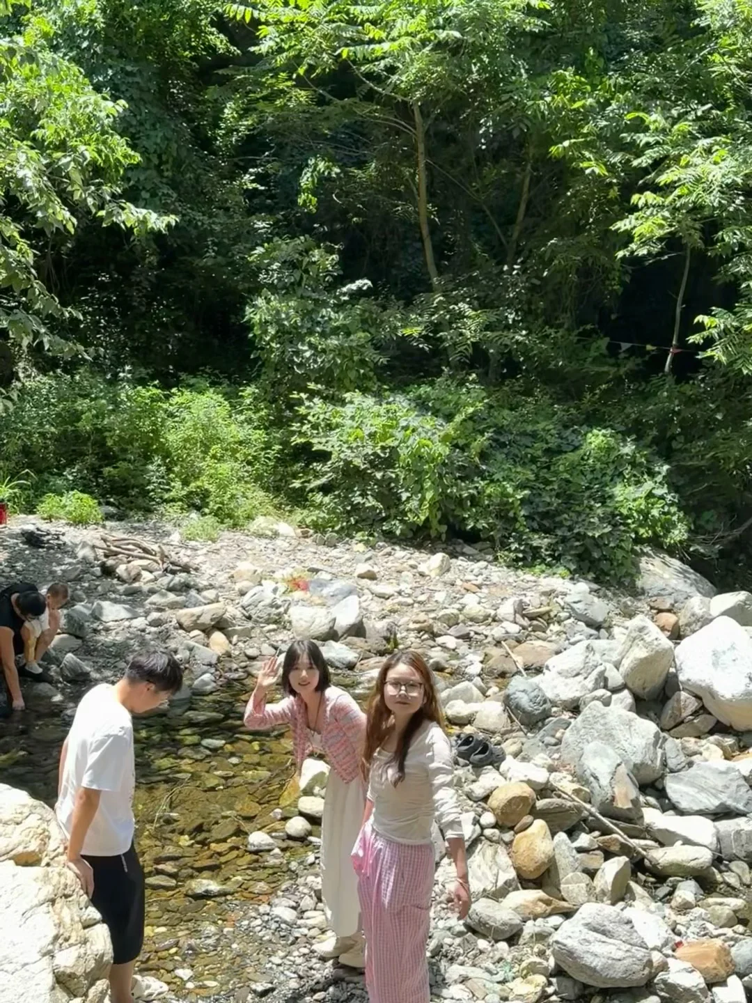 被山林包围的小溪流！太绝了！