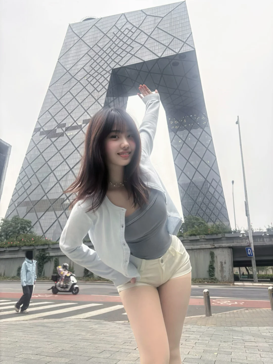 AUV 今儿钻地道来了庄电儿台大裤衩子