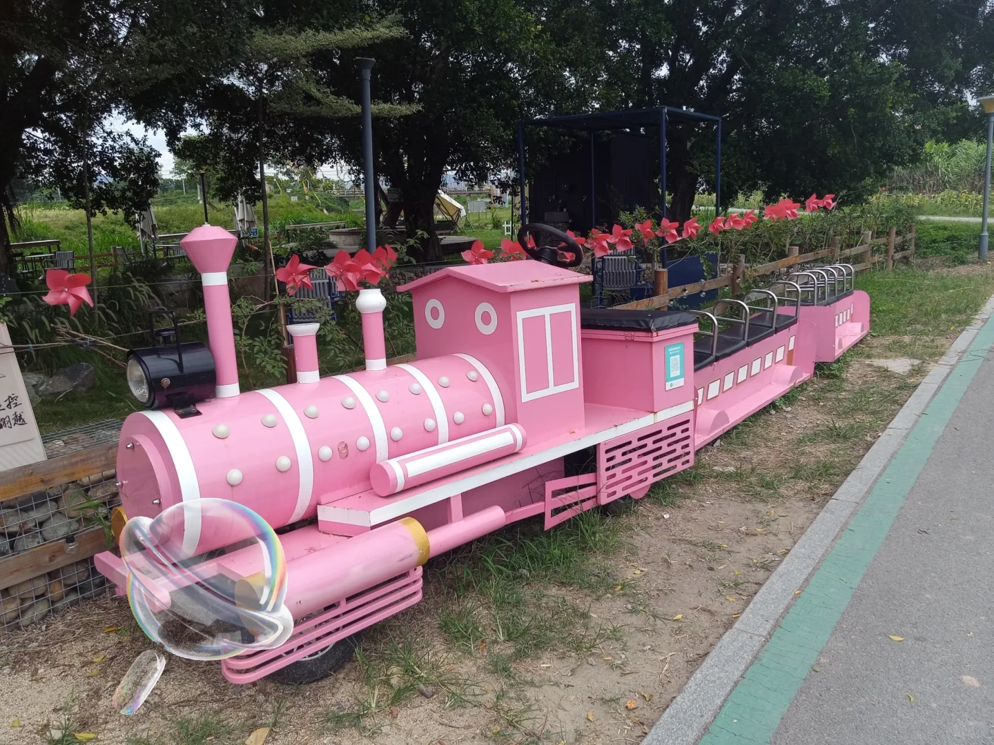 也去拍了那个粉色的玩具小火车