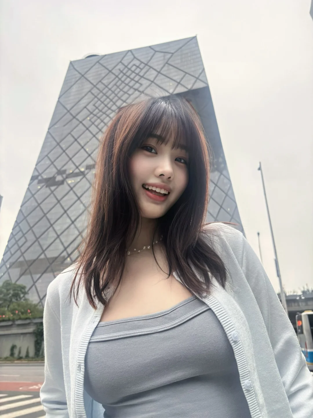 AUV 今儿钻地道来了庄电儿台大裤衩子