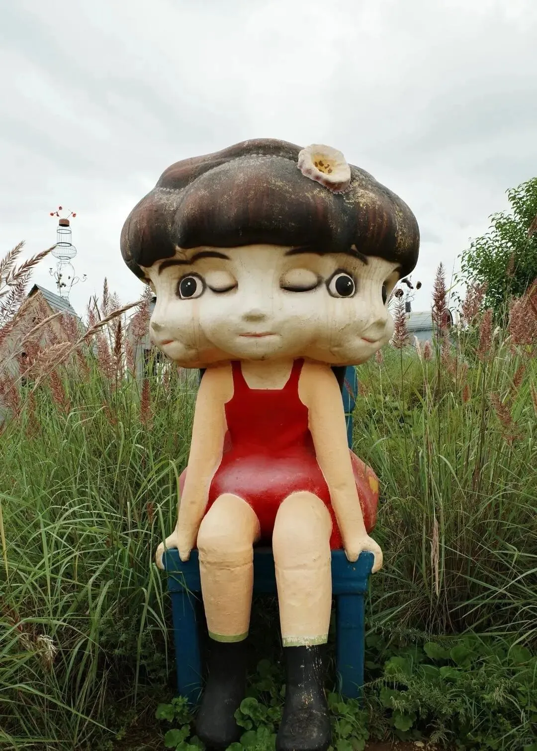 一景区雕塑画风诡异？园方：受孩子欢迎