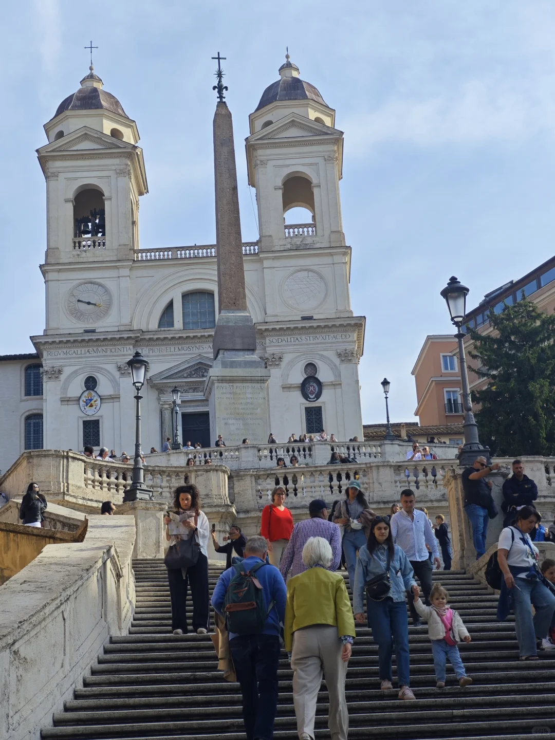 西班牙阶梯：浪漫与艺术交汇的城市心脏