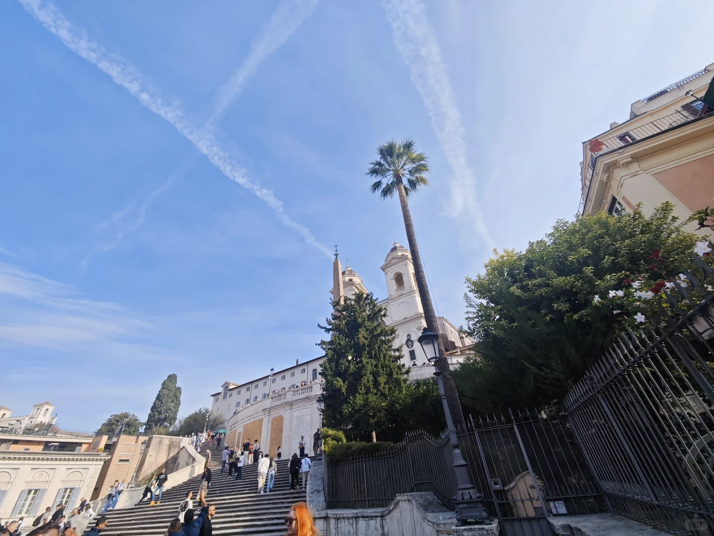 西班牙阶梯：浪漫与艺术交汇的城市心脏