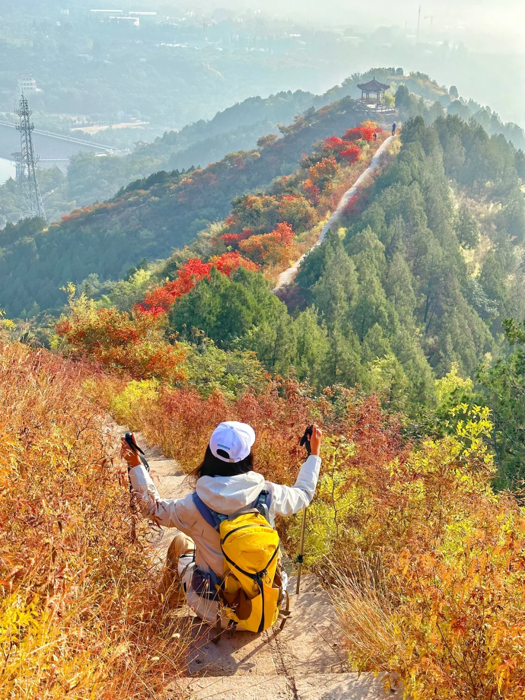 接下来，北京这个半红半绿登山步道将美成画