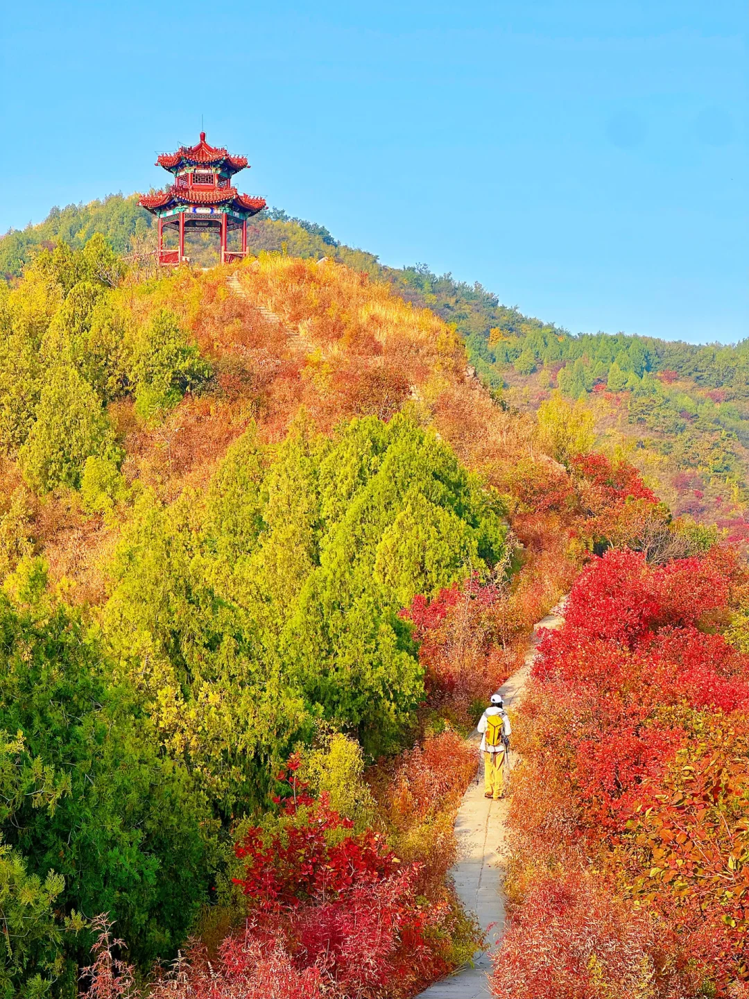 接下来，北京这个半红半绿登山步道将美成画