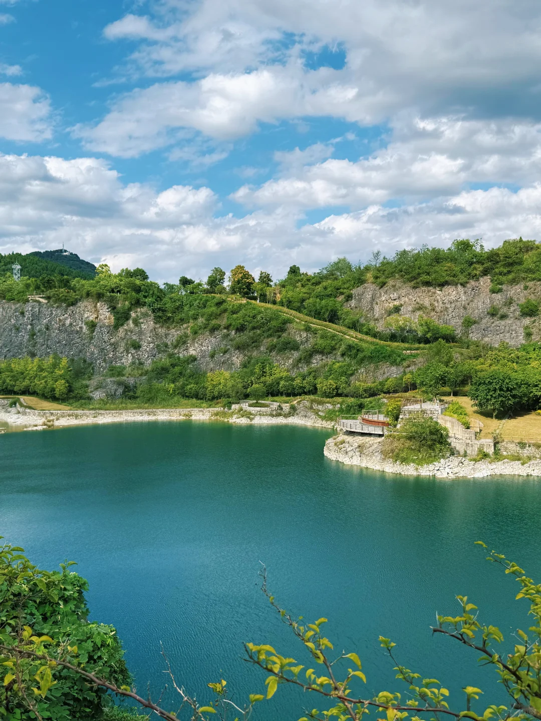重庆版“小九寨” 渝北铜锣山矿山公园