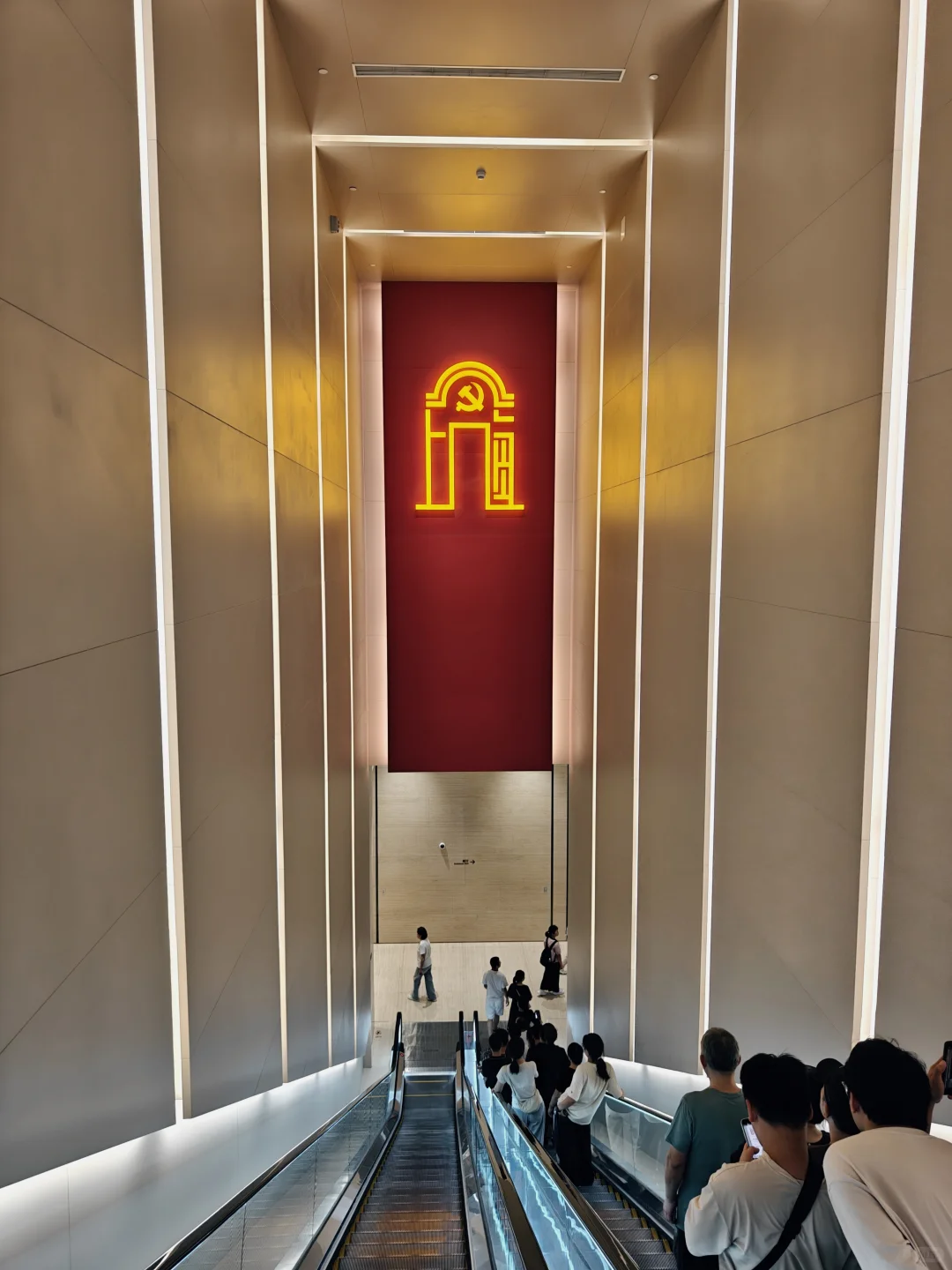 🎤采访下｜你们旅游会去红色景点吗？