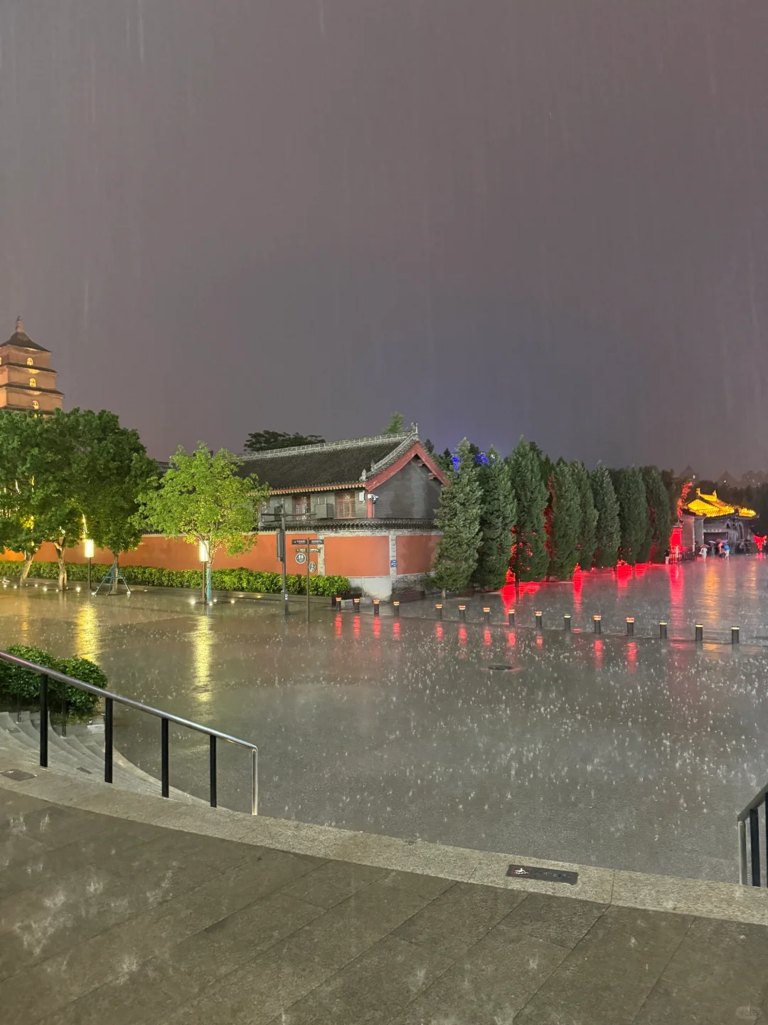 此时此刻。。。大概有一亿人被暴雨困在大悦城