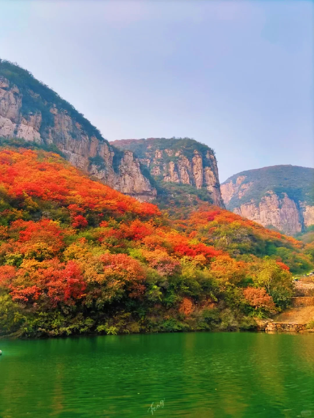 山峦叠嶂层林染,霜降过后叶尤红