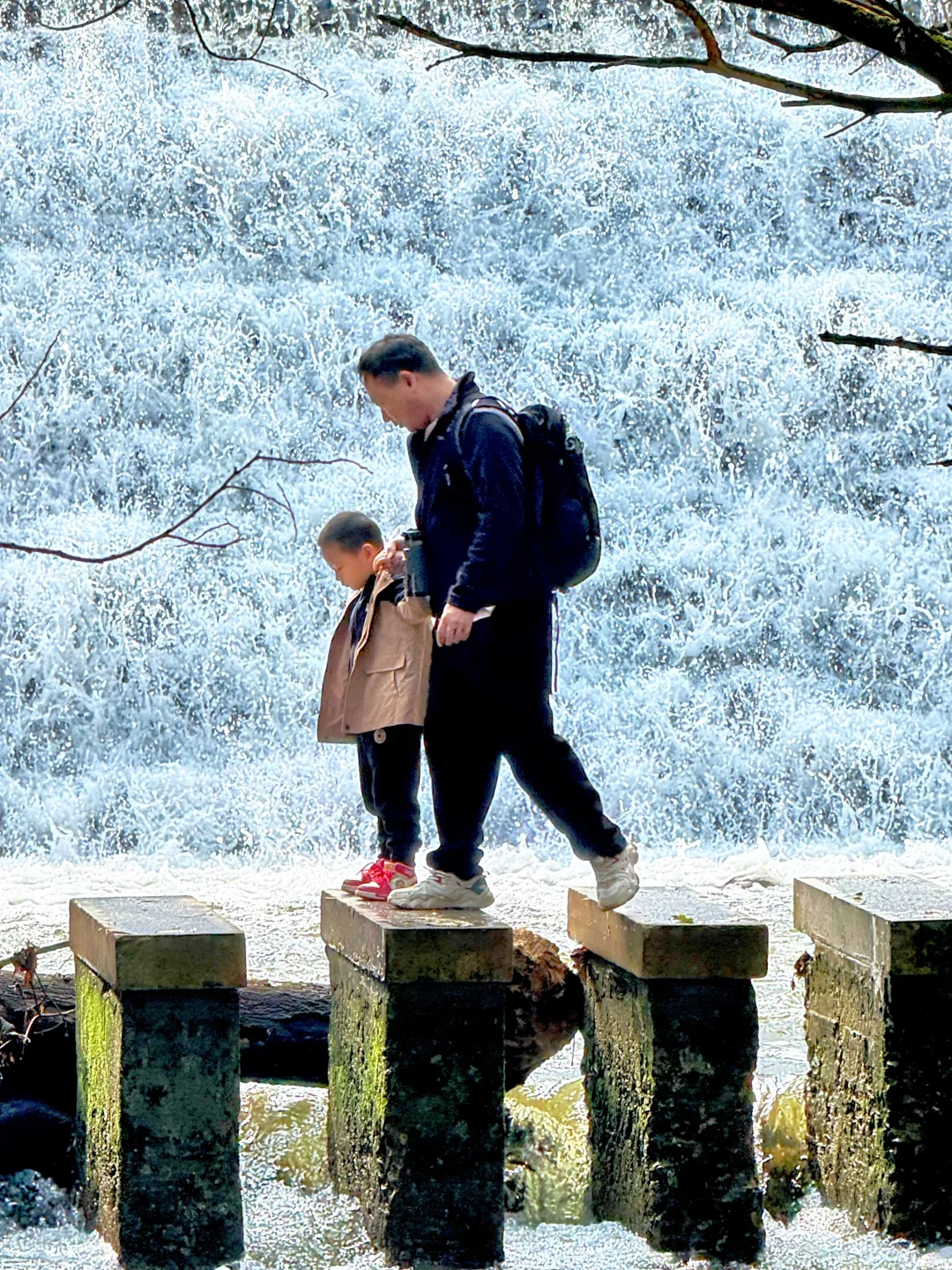 西安🚗1h,带娃去看秋景,黄金瀑布,美翻了