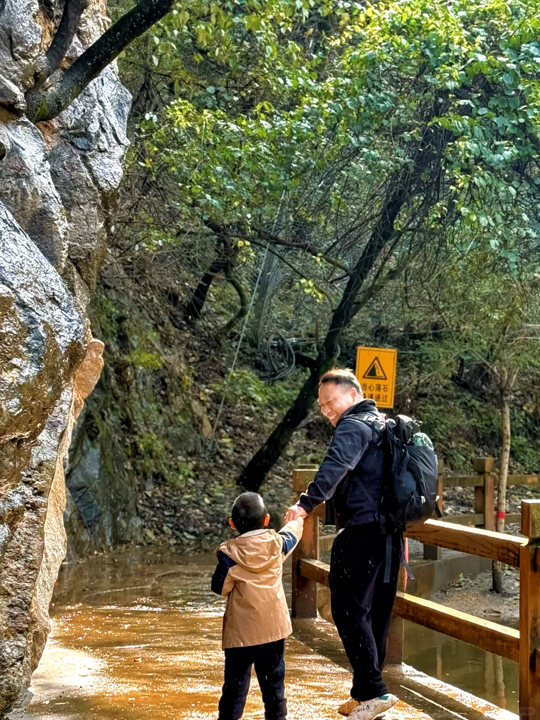 西安🚗1h,带娃去看秋景,黄金瀑布,美翻了
