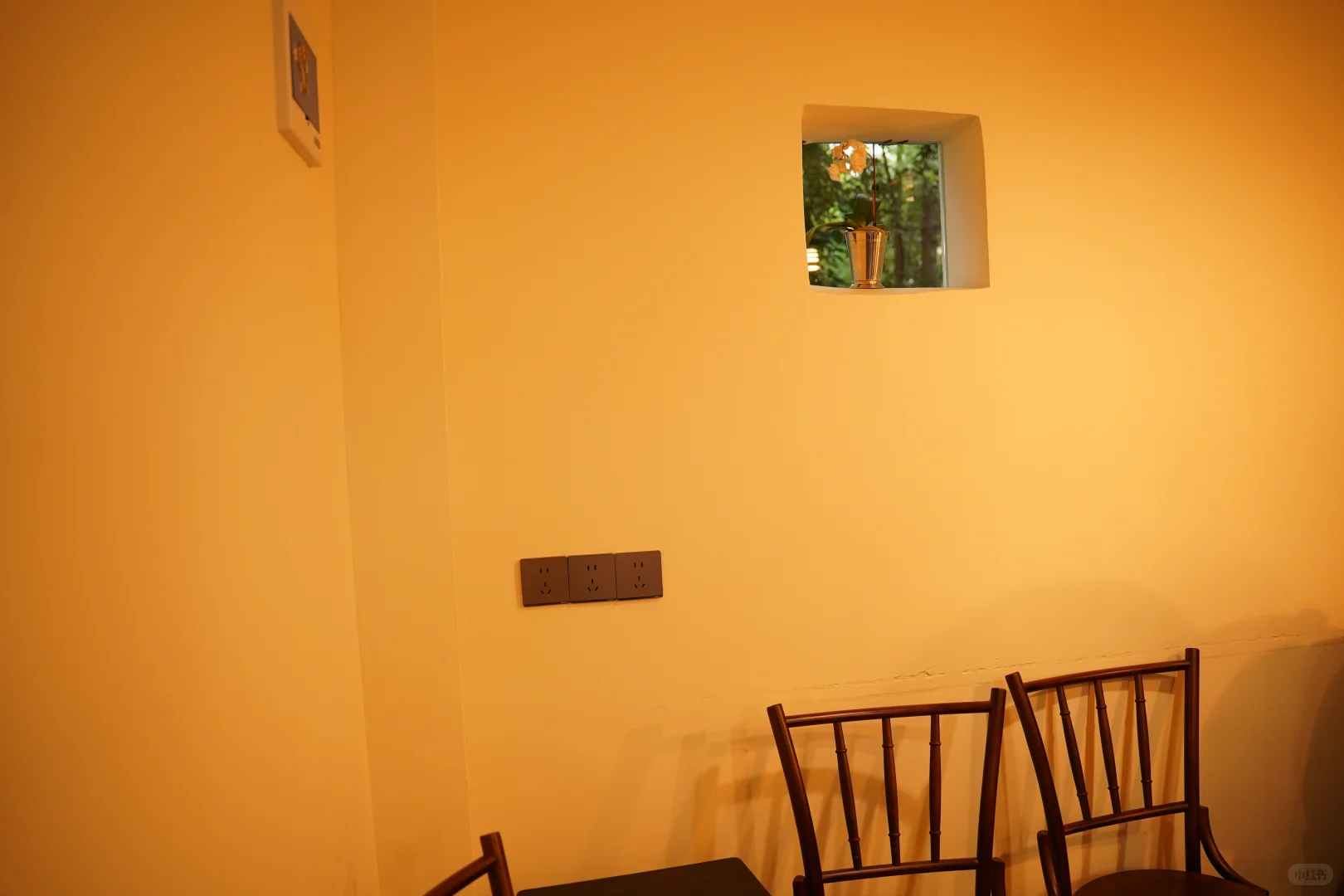 他说去咖啡店做旅游攻略